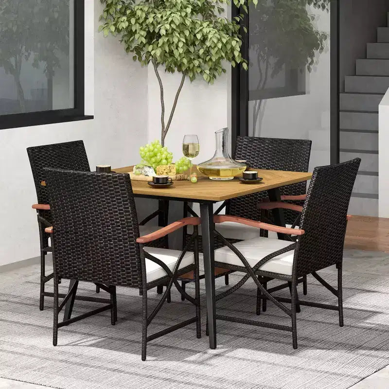 Set da pranzo Costway 5 pezzi in vimini PE per patio, tavolo e sedie con cuscini e foro per ombrellone da 1,9"