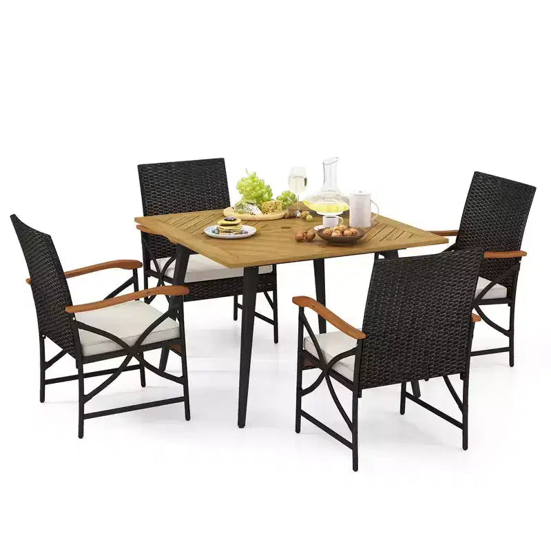 Set da pranzo Costway 5 pezzi in vimini PE per patio, tavolo e sedie con cuscini e foro per ombrellone da 1,9"