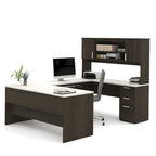 Scrivania direzionale a U in cioccolato fondente/cioccolato bianco e cioccolato fondente con credenza e mobiletto, assemblaggio a 2 persone
