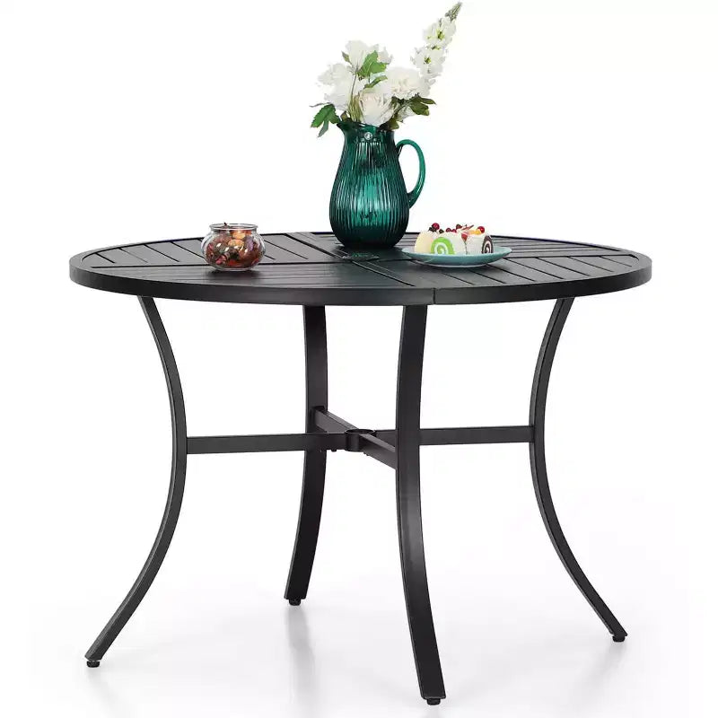Captiva Designs Set da pranzo 5 pezzi con tavolo rotondo in metallo con piano a doghe e sedie girevoli in vimini con cuscini spessi