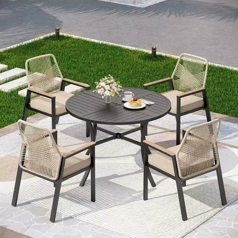 Captiva Designs Set da pranzo 5 pezzi con tavolo rotondo in metallo con piano a doghe e sedie girevoli in vimini con cuscini spessi
