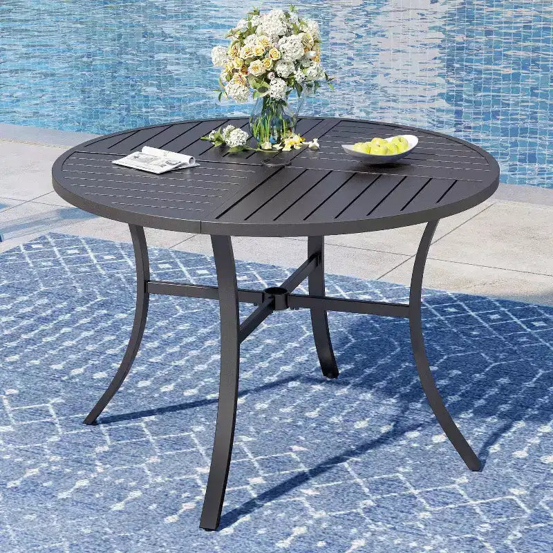 Captiva Designs Set da pranzo da 7 pezzi con tavolo rotondo in acciaio e sedie girevoli in vimini con cuscini spessi